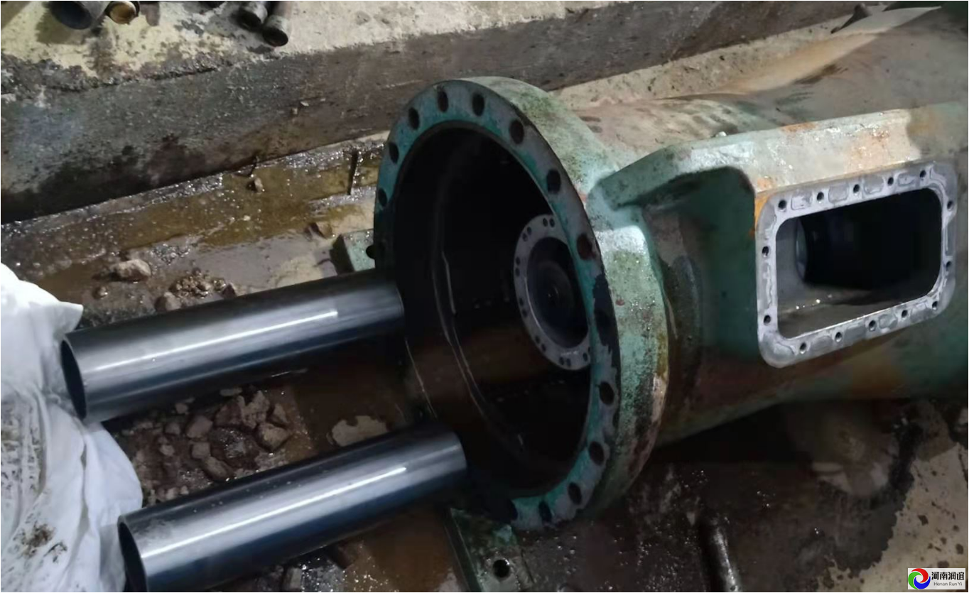 河南鄭州東區(qū)中央空調機組比澤爾壓縮機(CSH951-210)維修